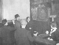 Spieler beim Dart anno 1937 im Pub 