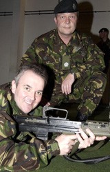 Phil taylor trainiert nun mit hilfe von zwei persoenlichen armee ausbildern 2007 05 08