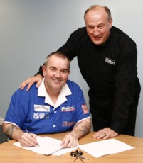 Phil taylor verlaengert den vertrag mit unicorn um fuenf jahre 2008 03 10