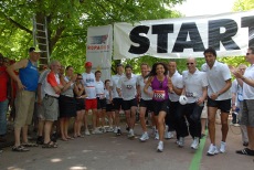 Co stompe lief mit anderen sportlern zusammen fuer den guten zweck 2008 05