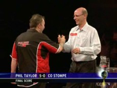 Pdc dart weltmeisterschaft 2009 phil taylor stuermt gegen co stompe ins halbfinale 2009 01
