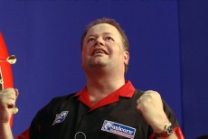 Raymond van barneveld wechselt zum team unicorn 2009 04