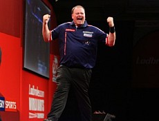 Dart wm pdc 2010 raymond van barneveld wirft 9 darter 2009 12 28