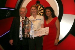 Trina gulliver ist zum achten mal dart weltmeisterin 2010 01