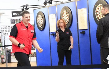 Kevin muench gewinnt wildcard fuer die pdc dart wm 2011 2011 11