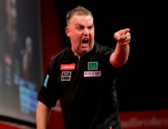 Pdc dart wm 2012 4 spieltag raymond van barneveld in der 1 runde ausgeschieden 2011 12 18