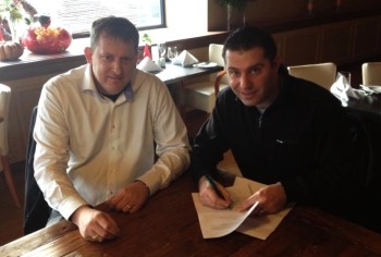 Jyhan artut unterschreibt sponsorvertrag mit masterdarts 2012 12