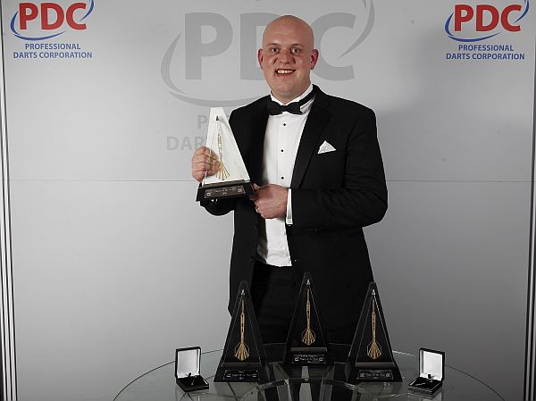 Pdc awards dinner 2017 michael van gerwen raeumt ab auch mensur suljovic wird ausgezeichnet 2017 01