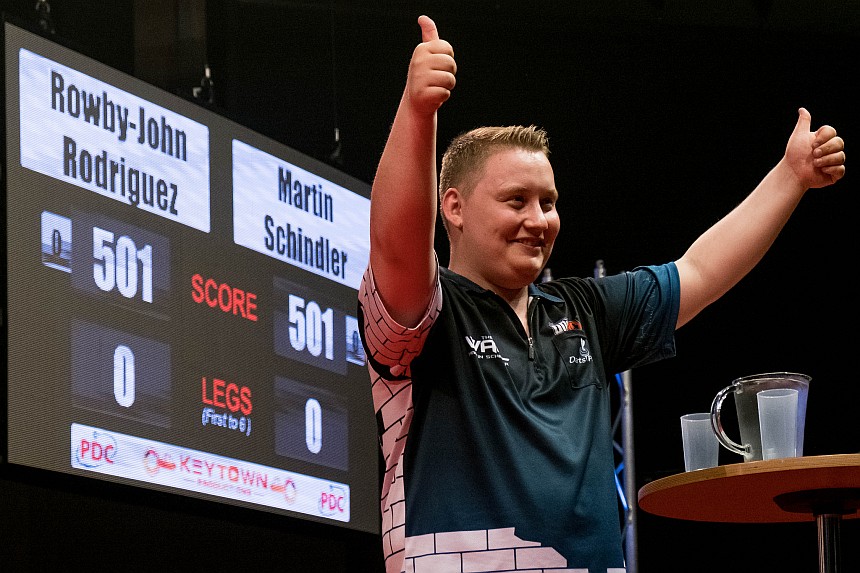 European darts open 2017 qualifier schindler und horvat glaenzen lerchbacher haelt oesterreichische flagge hoch 2017 06