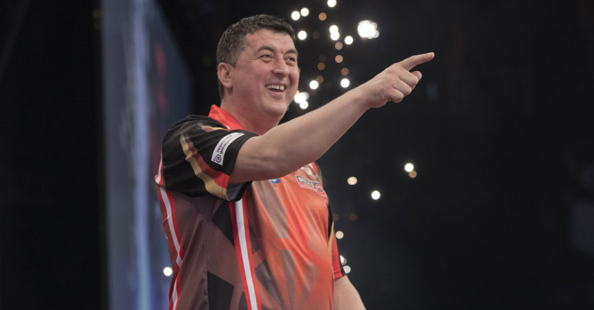 Premier league suljovic mit perfektem rueckrundenstart cross als partycrasher 2019 04
