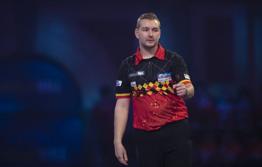 Dart wm 2021 van den bergh problemlos im achtelfinale whitlock unterliegt ratajski 2020 12