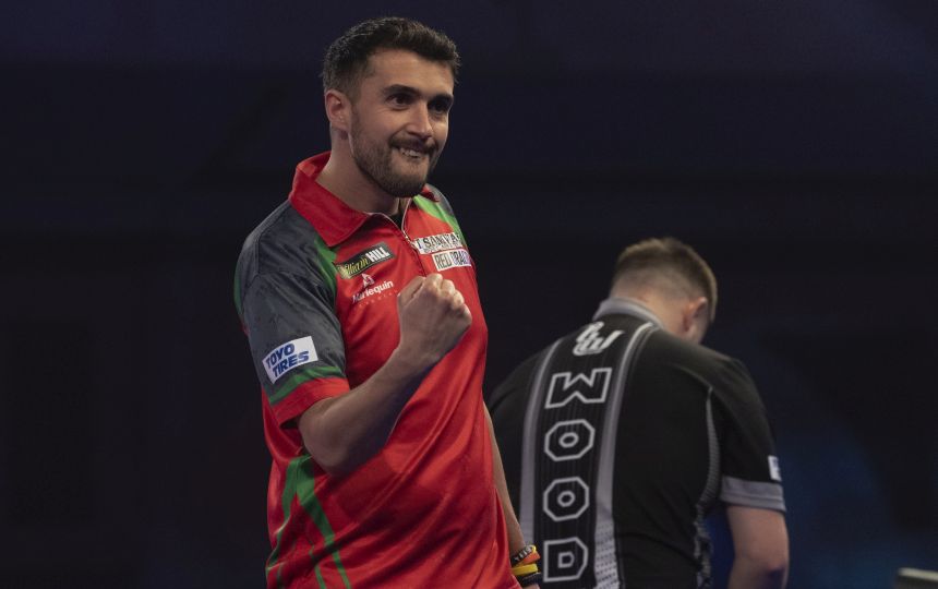 Dart wm 2021 lewis dreht 02 de sousa bewaeltigt ersten haertetest 2020 12