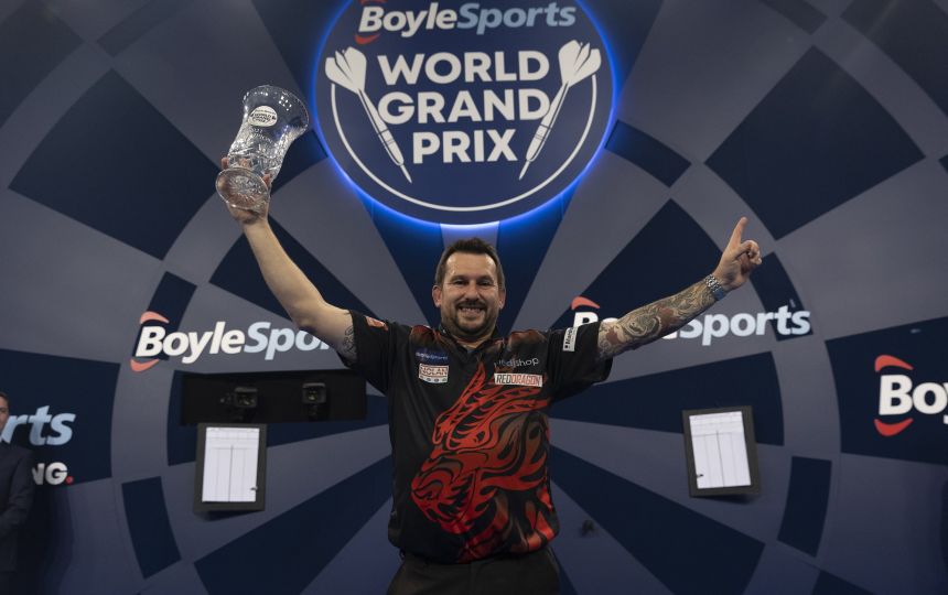 Jonny clayton gewinnt den world grand prix 2021 2021 10 09