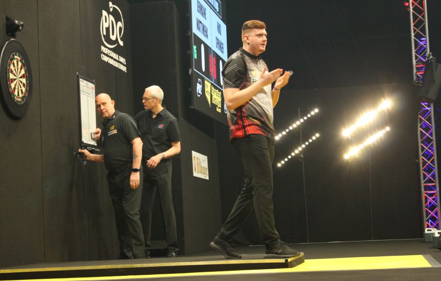 International darts open kurz gewinnt deutsches duell springer mit starkem debuet 2022 02 25