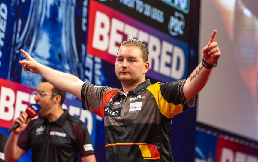 World matchplay van den bergh bezwingt schindler mit 9 darter 2024 07