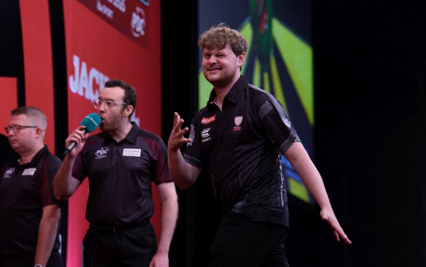 World series finals doets trumpft auf michael smith uebersteht matchdart 2024 09