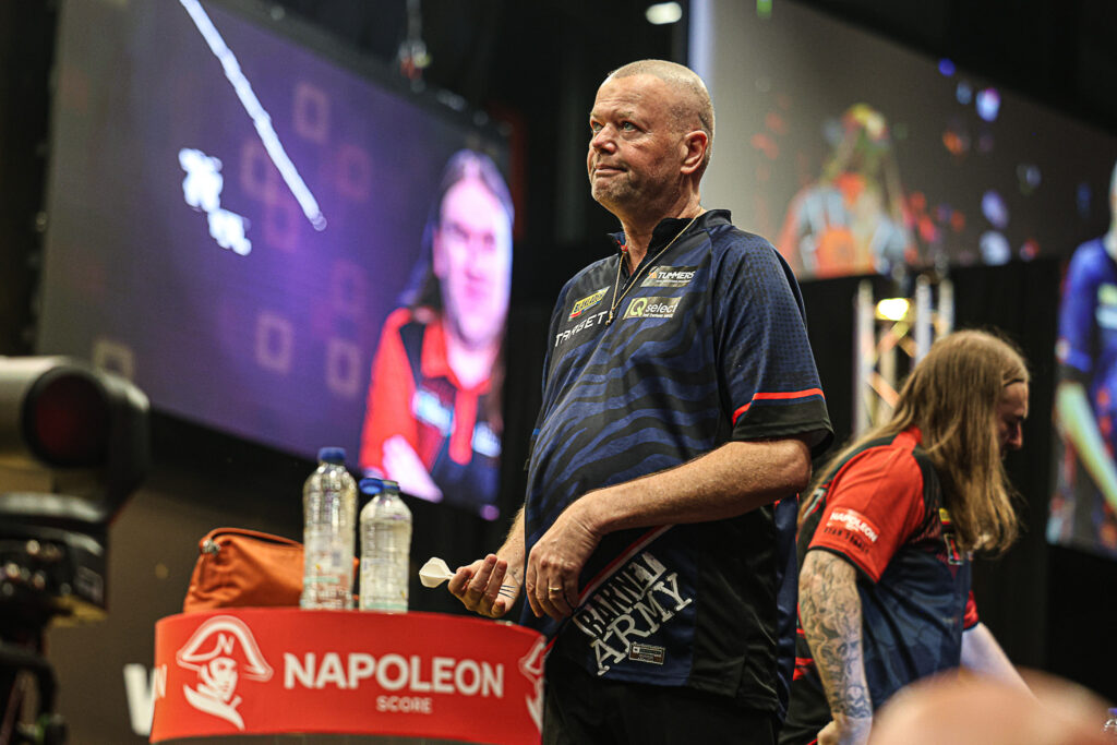 Raymond van Barneveld unterliegt gegen Ryan Searle mit einem Matchdart