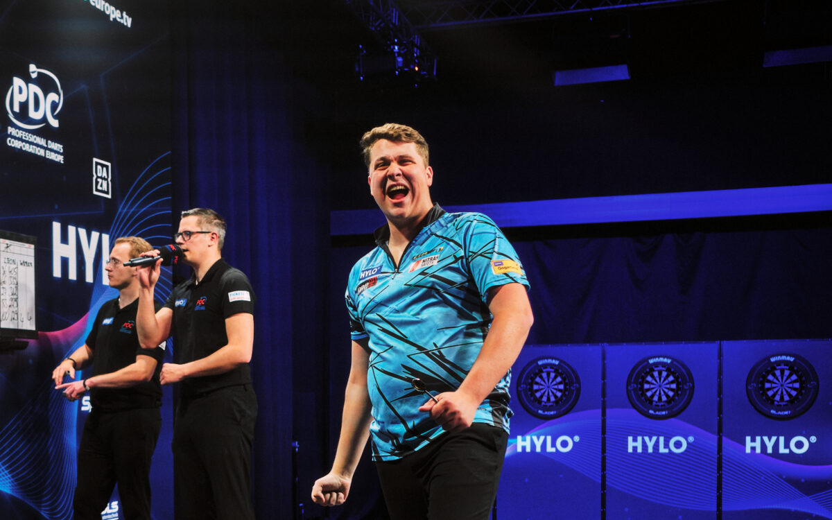 Paul Krohne jubelt Richtung Kamera