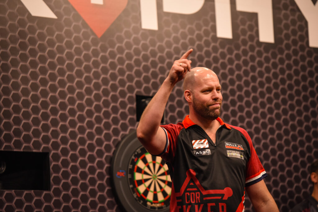 Cor Dekker jubelt mit erhobenem Finger.