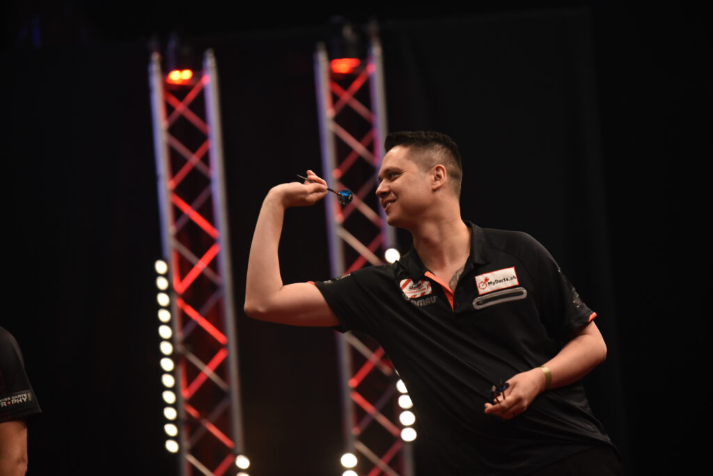 Denis Schnetzer seitlich beim Wurf, lächelnd.