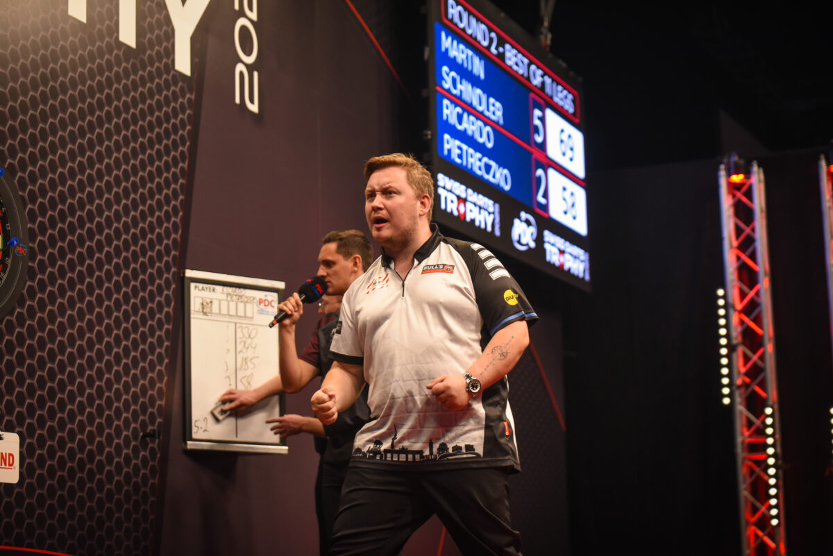 Martin Schindler besiegt Ricardo Pietreczko im deutschen Duell und steht im Achtelfinale.