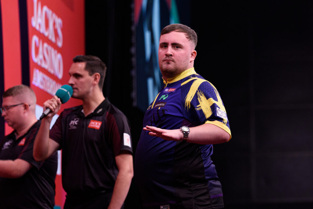 Littler macht nach einem Checkout eine betont beruhigende Geste