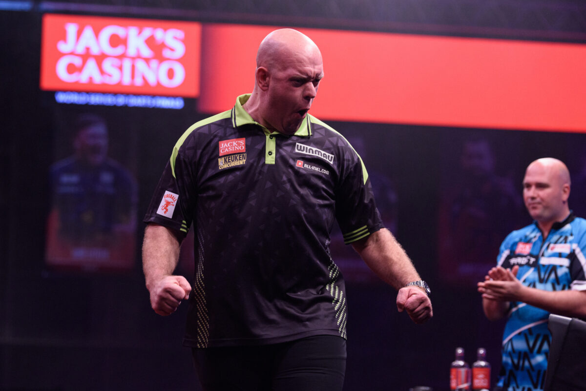 Michael van Gerwen jubelt, im Hintergrund applaudiert Rob Cross.