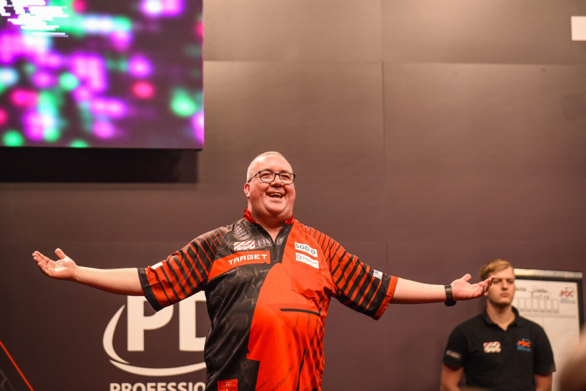 Stephen Bunting mit ausgestreckten Armen beim Walk-On