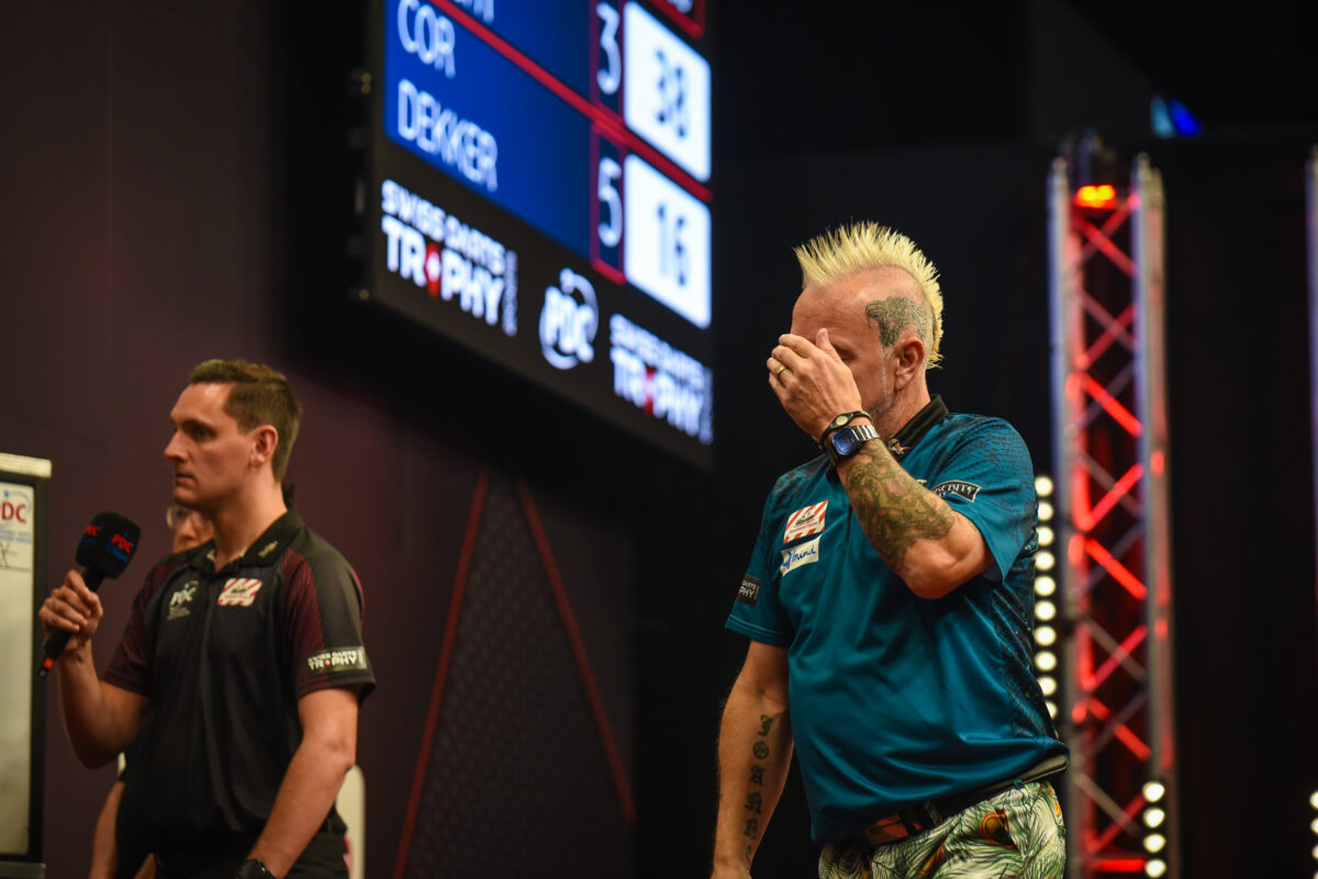 Wright hält sich die Hand vor das Gesicht