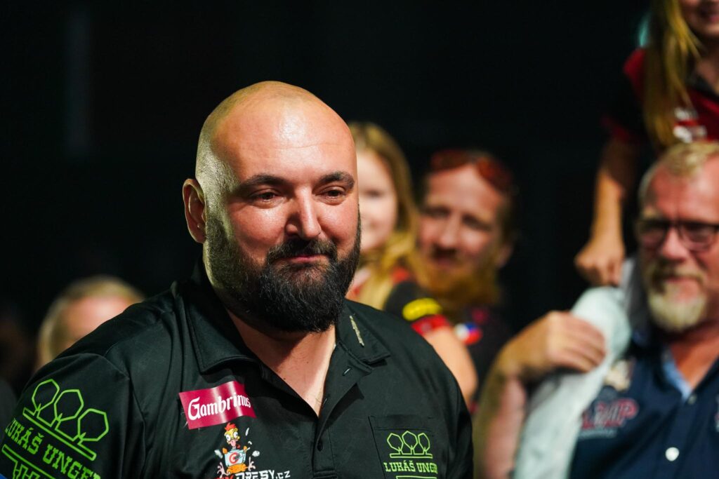 Nahaufnahme von Lukas Unger beim Walk-On der Czech Darts Open 2025