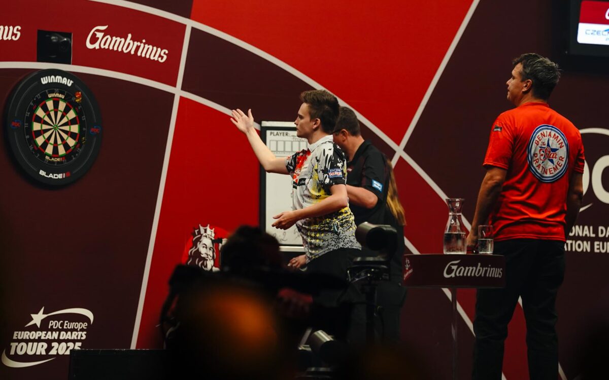 Ricardo Pietreczko mit einer Hand-Geste nach seinem letzten Wurf, dahinter wartend Benjamin Pratnemer.