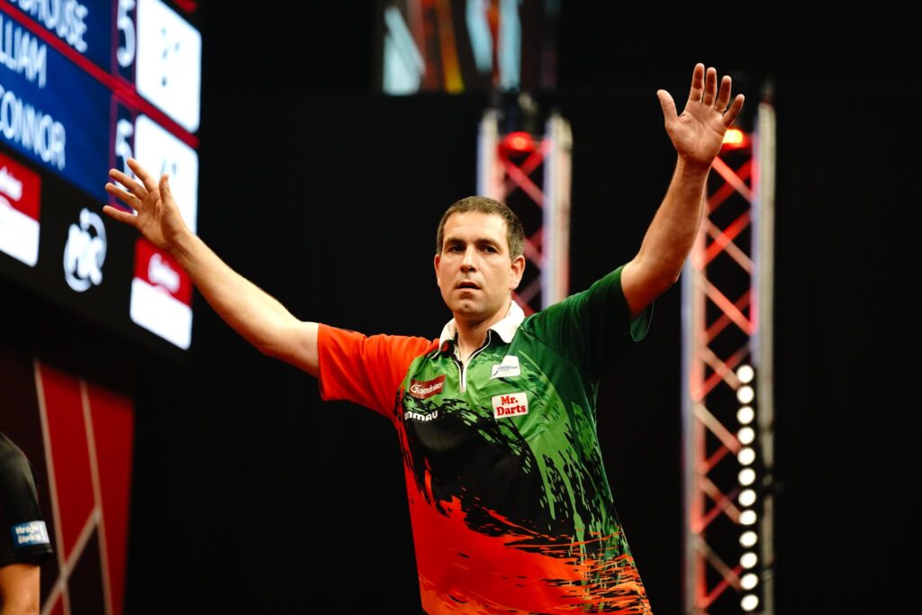 William O'Connor hebt erleichert beide Arme nach oben.