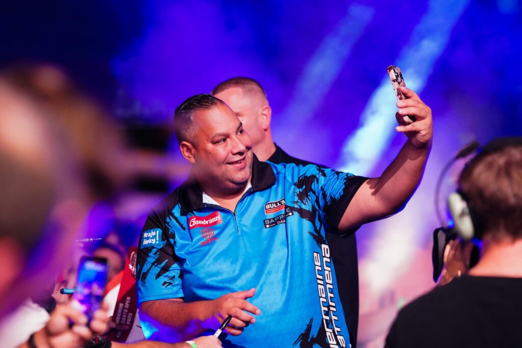 Jermaine Wattimena hatte beim Walk-on noch Zeit für die Fans in Prag