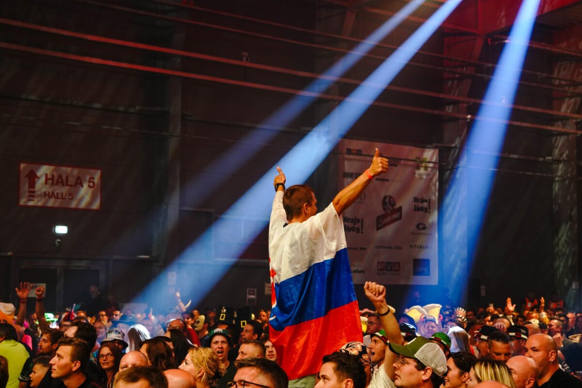 Fan mit Slowakei-Flagge bei den Czech Darts Open