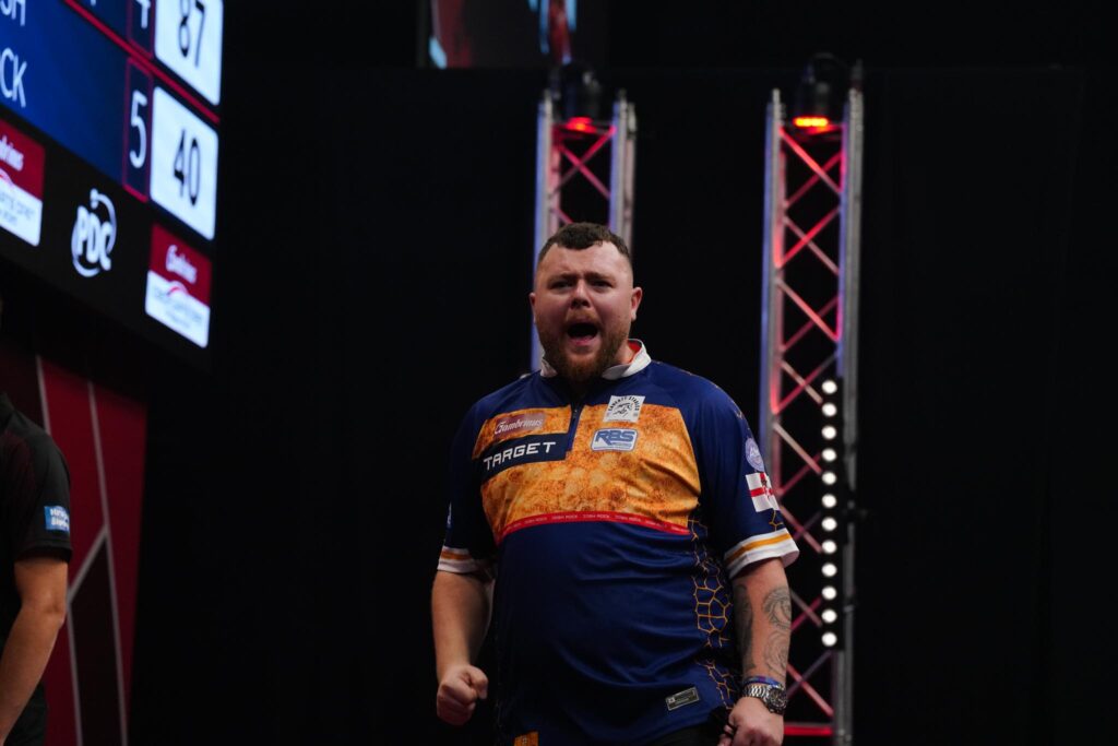 Rock jubelt nach dem Matchdart gegen Michael van Gerwen.