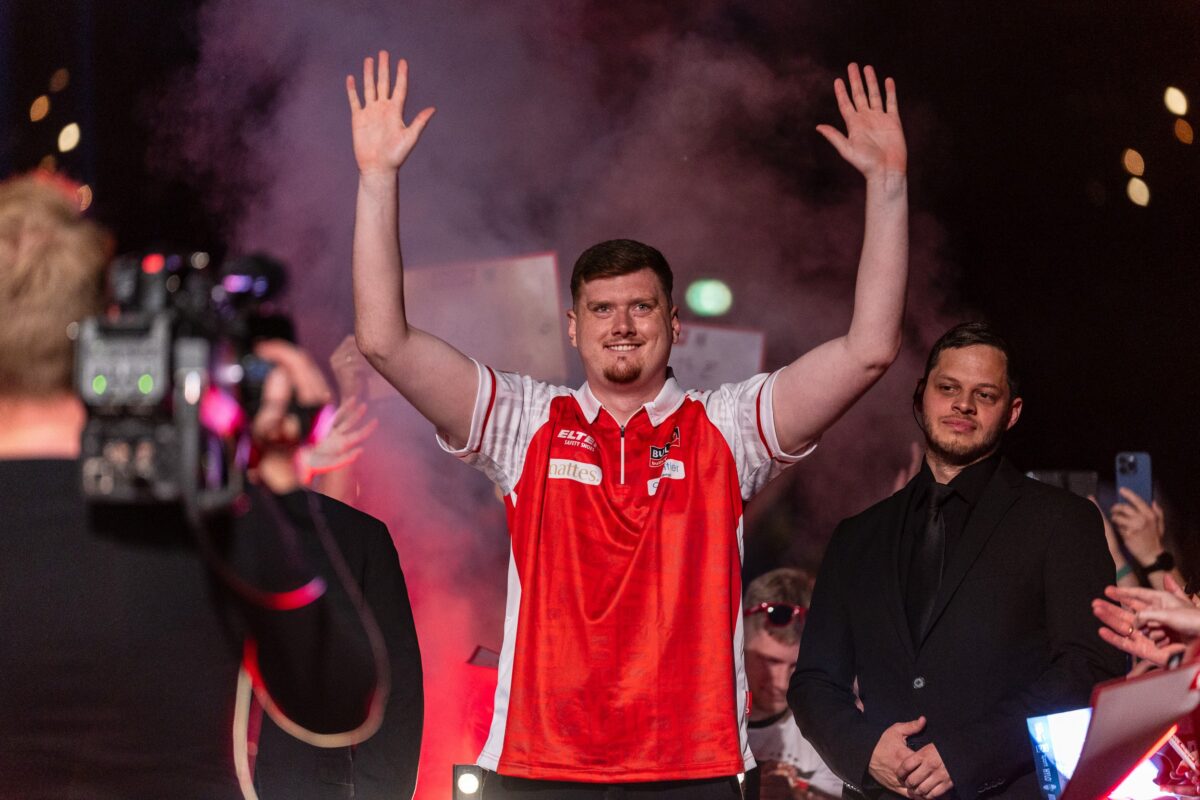 Niko Springer trifft bei der Hungarian Darts Trophy auf Gian van Veen