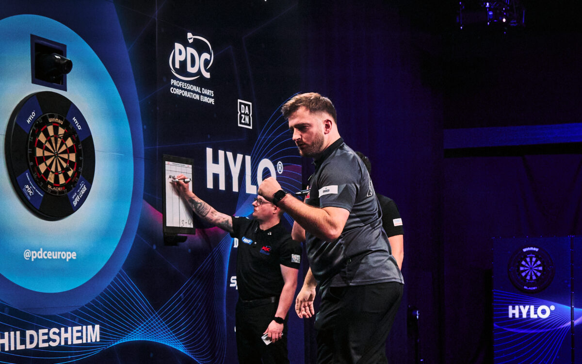 Arno Merk ballt Faust zur Seite.