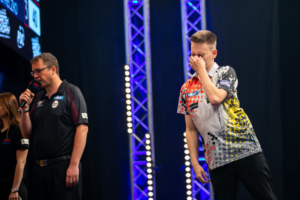 Ricardo Pietreczko greift sich mit der linken Hand auf die Nase.