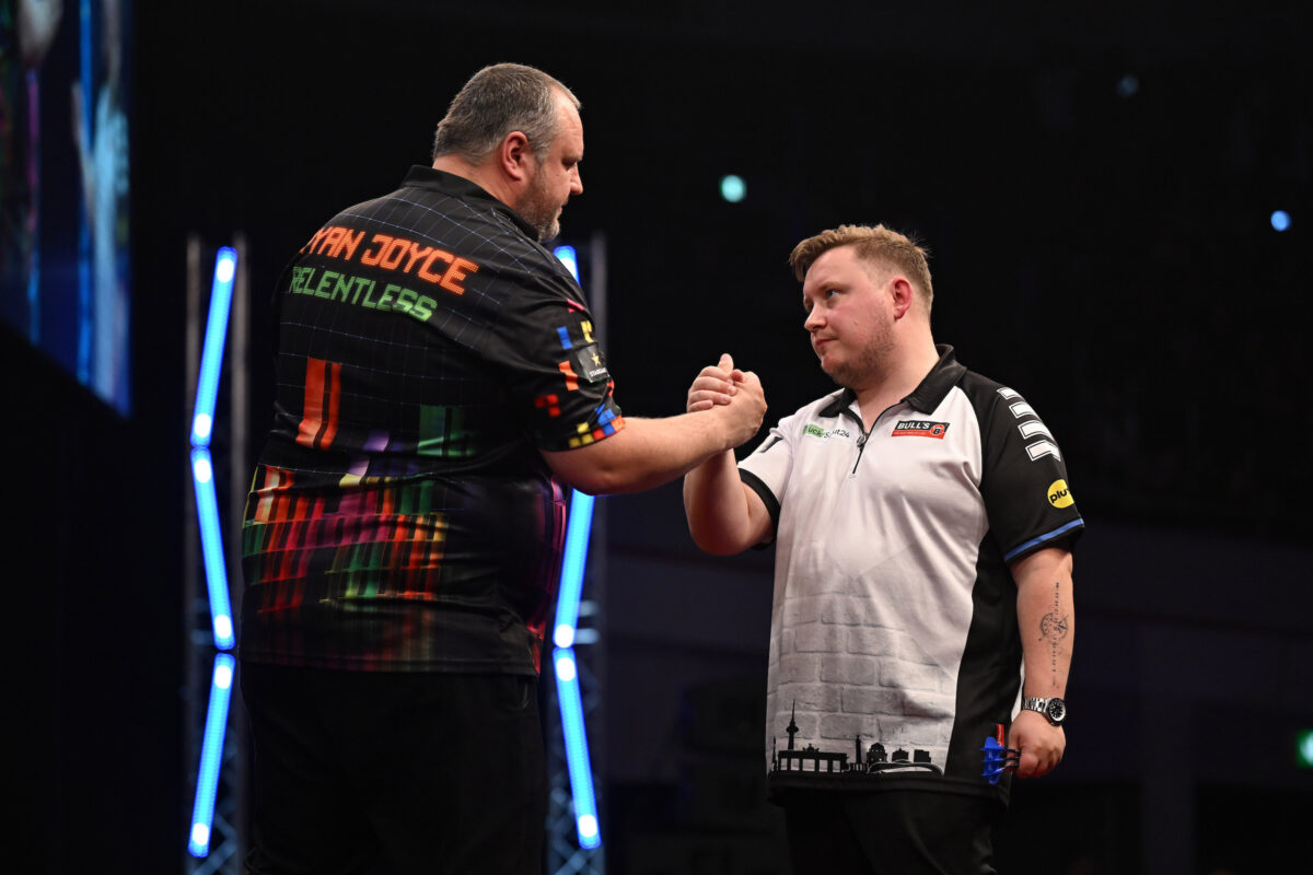 Martin Schindler beim Handshake mit Ryan Joyce