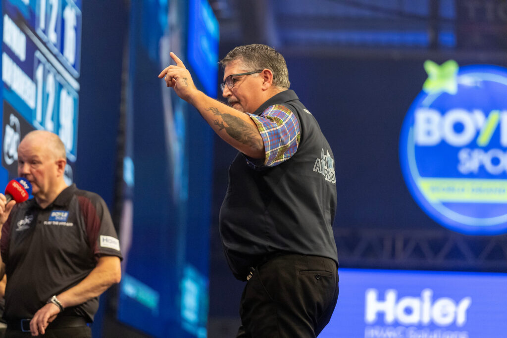 Gary Anderson besiegt Raymond van Barneveld