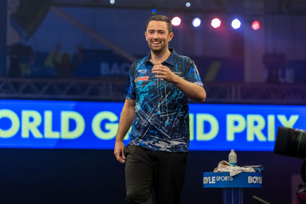 Luke Humphries hat gegen Krzysztof Ratajski keine Probleme