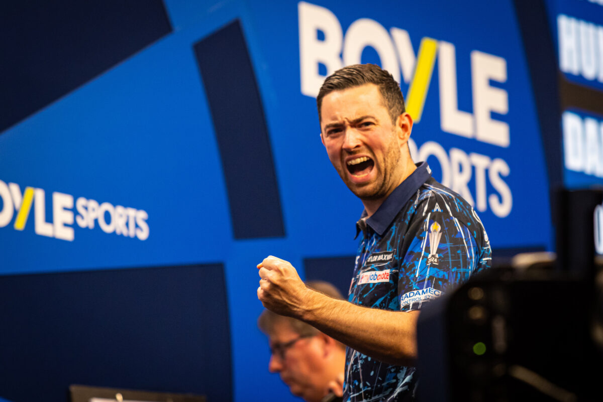 Luke Humphries jubelt mit geballter Faust.