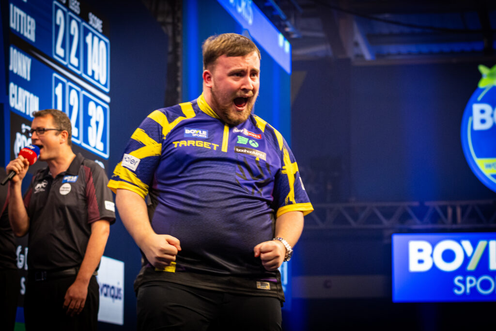 Luke Littler bricht Jonny Clayton mit einem 140er-Finish