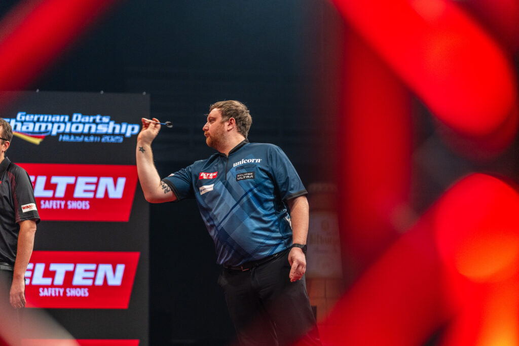 Menzies überrollt Cross in Runde 2