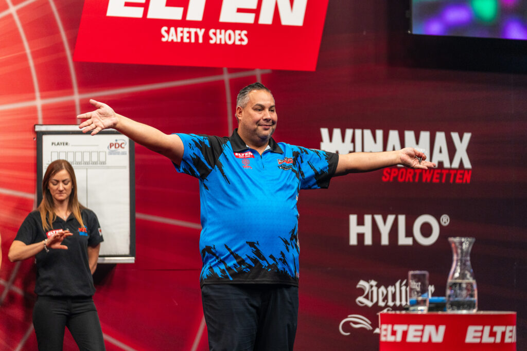 Jermaine Wattimena breitet nach Sieg die Arme aus.