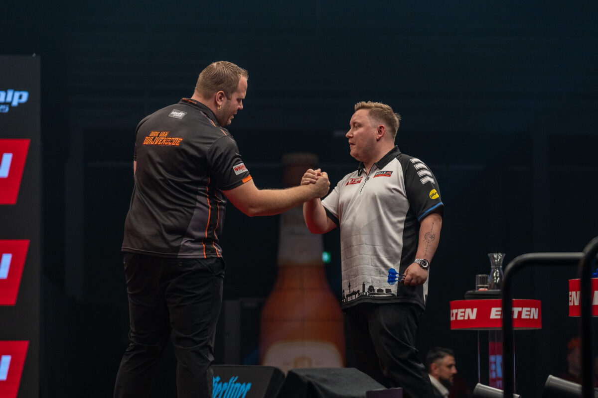 Handshake nach dem Spiel zwischen Dirk van Duijvenbode und Martin Schindler