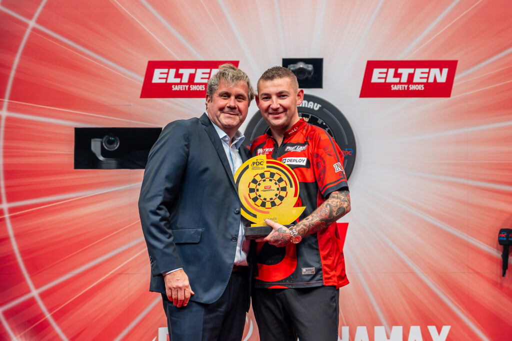 Pdc et14 winner trophy presentation 3 2