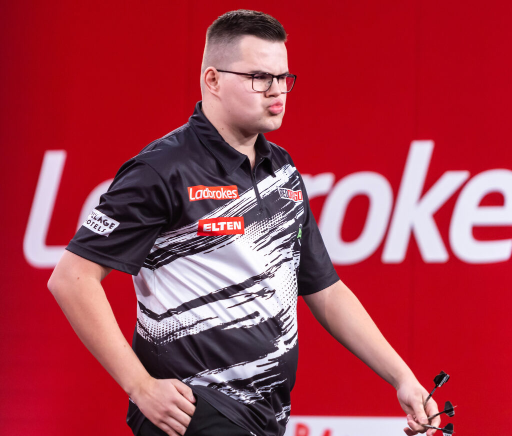 Gian van Veen stürzt Titelverteidiger Luke Humphries