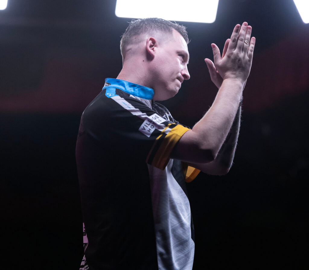 Chris Dobey verhindert ein Comeback von Cameron Crabtree