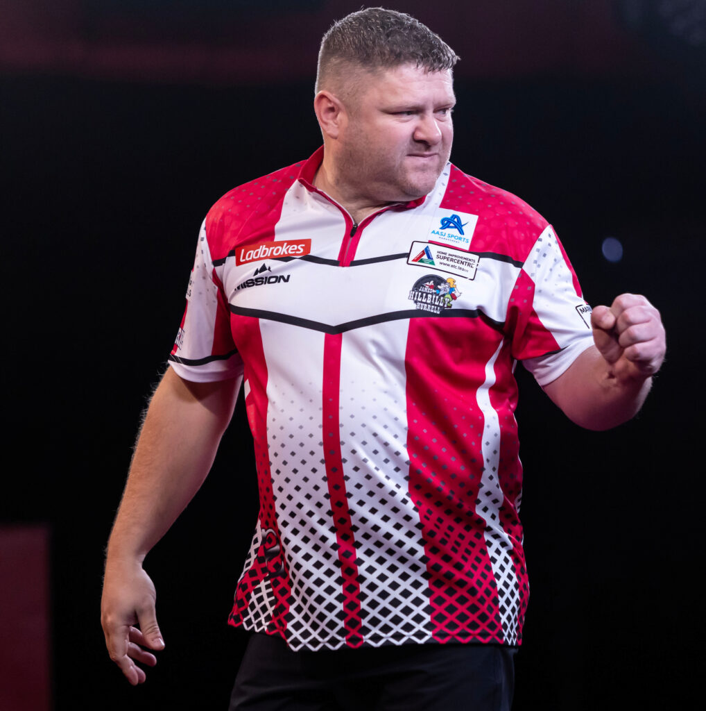 James Hurrell kann sich gegen Luke Woodhouse durchsetzen